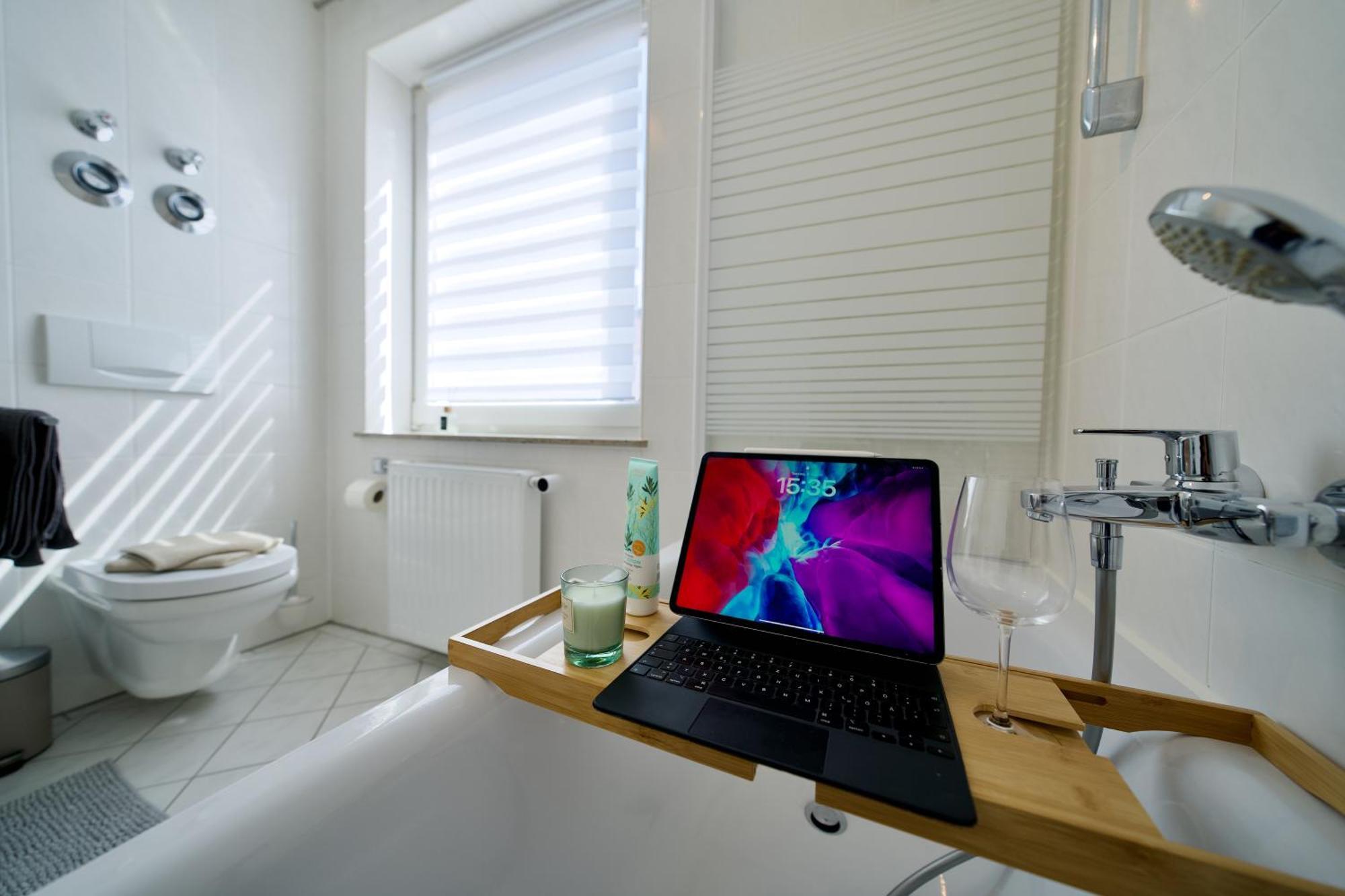 Edler Wohnraum Schwanenteich-oase Mit Balkon, Kaffeevollautomat, Lift & Parkplatz * Zwickau